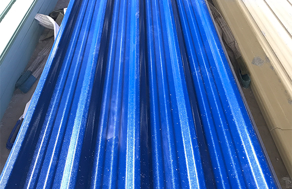 Ưu điểm vượt trội của tôn nhựa PVC so với tôn kim loại