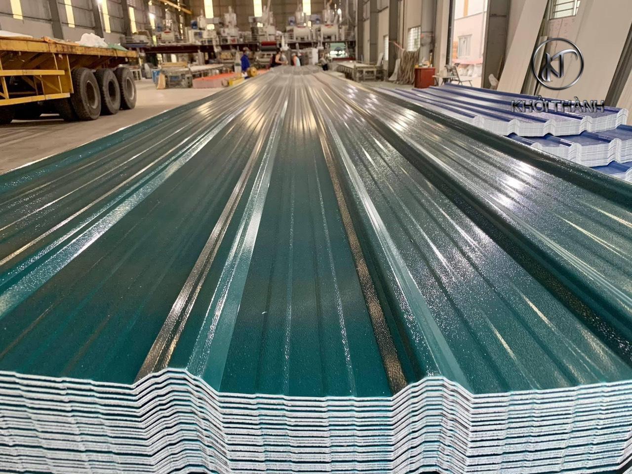 Ưu điểm vượt trội của tôn nhựa PVC so với tôn kim loại