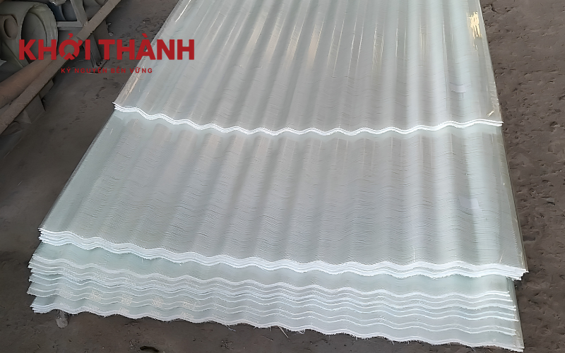Tôn nhựa lấy sáng có giá rẻ nhất trong các loại vật liệu lấy sáng.