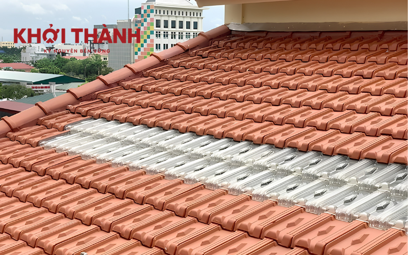 Ngói lấy sáng có giá thành cao hơn nhựa lấy sáng.