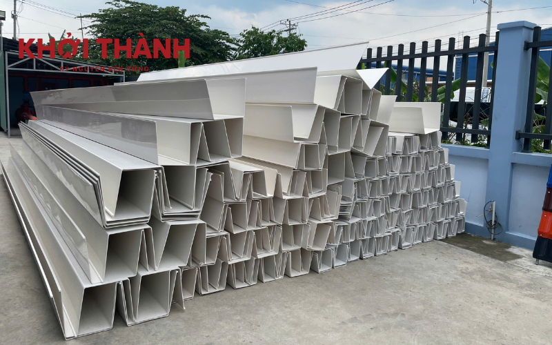 Máng xối nhựa PVC thường có độ bền cao và tuổi thọ lâu dài