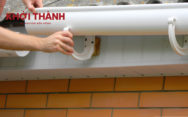 Không tính toán chi phí lắp đặt và thi công là sai lầm lớn nhất khi chọn máng xối nhựa