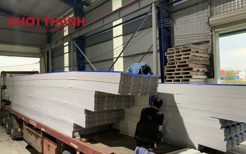 Tôn Nhựa Khởi Thành mang đến vẻ đẹp hiện đại cho mái ngói của nhà bạn