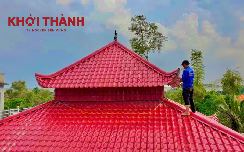 Màu sắc tôn nhựa là màu đỏ mang lại sức hút cho ngôi nhà