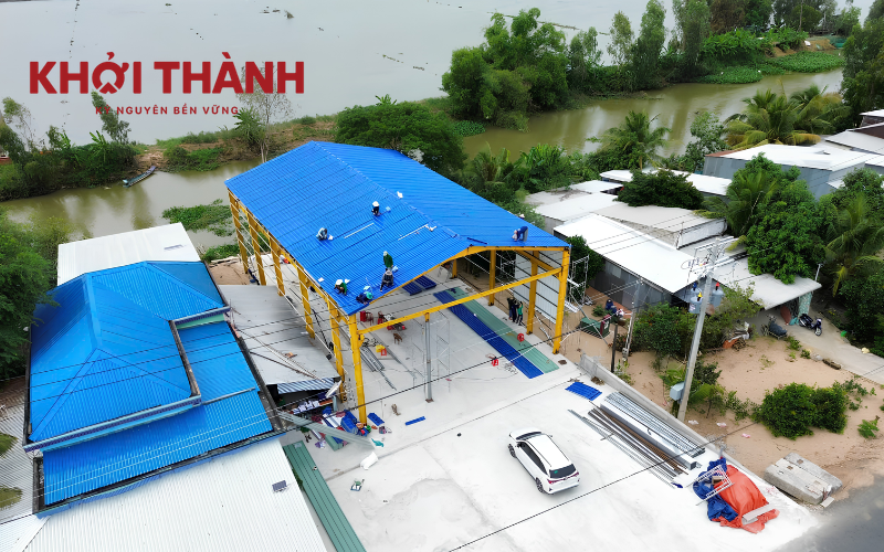 Cần thi công tôn nhựa giá rẻ đúng kỹ thuật để đảm bảo độ bền và thẩm mỹ.