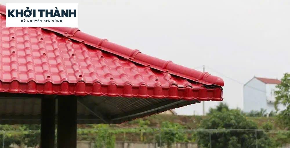 Góc mái ngói nhựa đỏ với chi tiết nóc và mép mái.