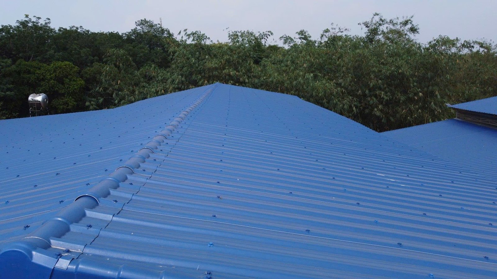 Cận cảnh úp nóc và vị trí liên kết trên hệ mái xanh.