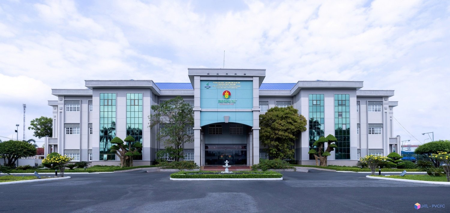 TỔNG CÔNG TY PHÂN BÓN DẦU KHÍ CÀ MAU – CTCP (PVCFC) – Mặt ngoài cơ sở mang biển Phân Bón Cà Mau.