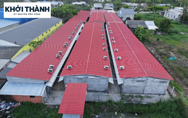 Toàn cảnh nhà xưởng mái đỏ và các khối nhà phụ trợ.