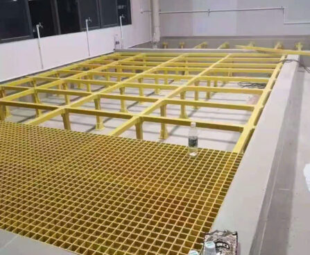 Tấm sàn grating FRP lưới vuông màu vàng bố trí trên khung đỡ
