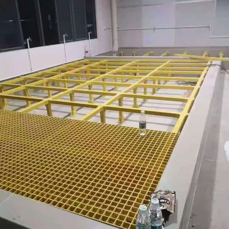 Tấm sàn grating FRP lưới vuông màu vàng bố trí trên khung đỡ