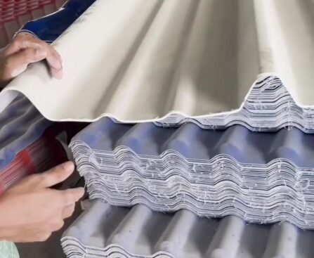 Mẫu tôn nhựa 3 sóng được giới thiệu tại nhà máy Khởi Thành; hình ảnh thể hiện sản phẩm trước khi lắp đặt.