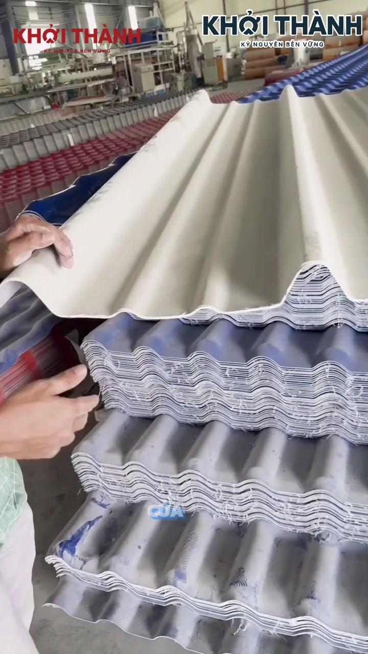 Mẫu tôn nhựa 3 sóng được giới thiệu tại nhà máy Khởi Thành; hình ảnh thể hiện sản phẩm trước khi lắp đặt.