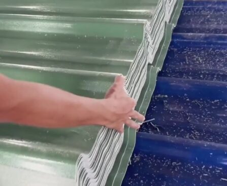 Cận cảnh mẫu tôn nhựa 5 sóng vuông màu xanh lá tại nhà máy; màu và quy cách đặt hàng cần được xác nhận với Khởi Thành.