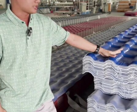 Mẫu tấm lợp giả ngói xanh dương, mặt dưới trắng được giới thiệu tại nhà máy; đây là hình ảnh sản phẩm trước khi lắp đặt.