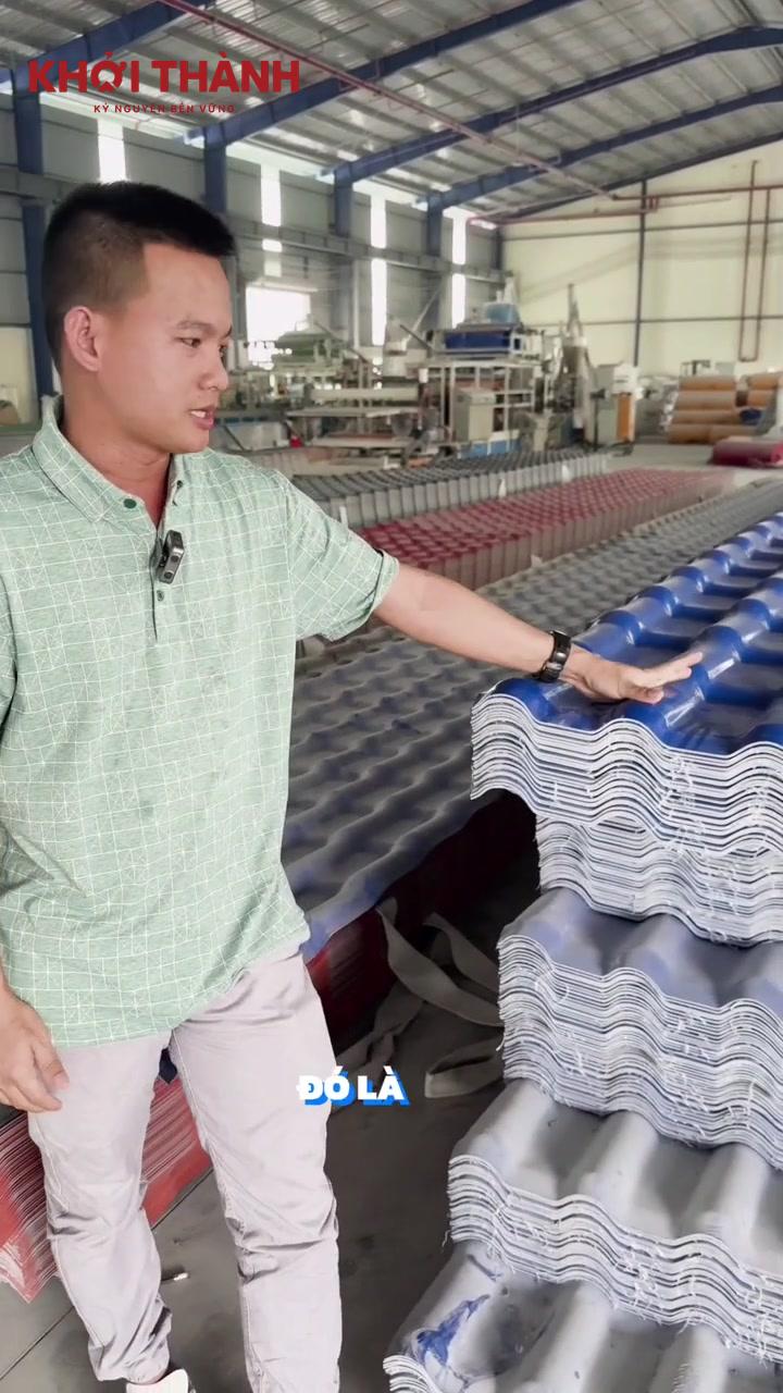 Mẫu tấm lợp giả ngói xanh dương, mặt dưới trắng được giới thiệu tại nhà máy; đây là hình ảnh sản phẩm trước khi lắp đặt.